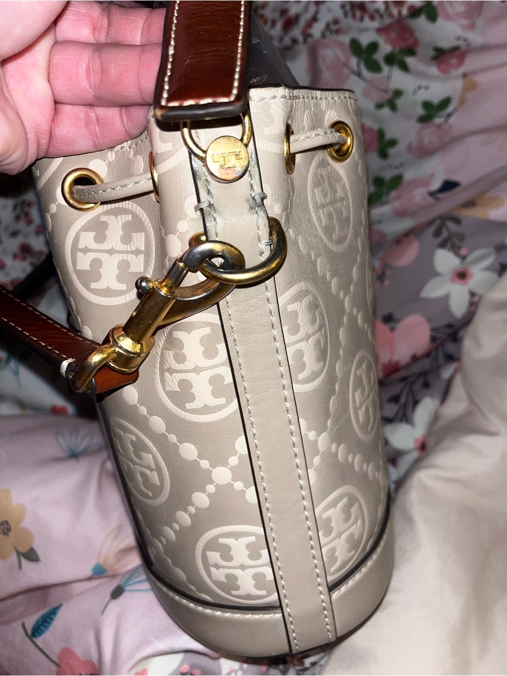 Tory Burch Cream Longan T monogram Bucket Bag - Picture 10 of 14